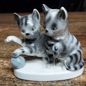 Vintage Carl Scheidig Gráfenthal Porcelaine 2 Grey And White Kittens...B107